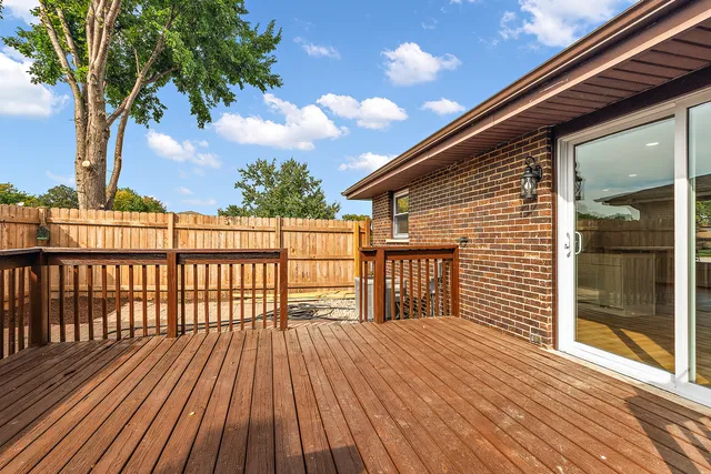 $369,000 | 13706 Crestview Court, Crestwood, IL 60418