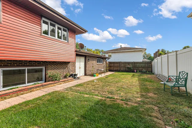 $369,000 | 13706 Crestview Court, Crestwood, IL 60418