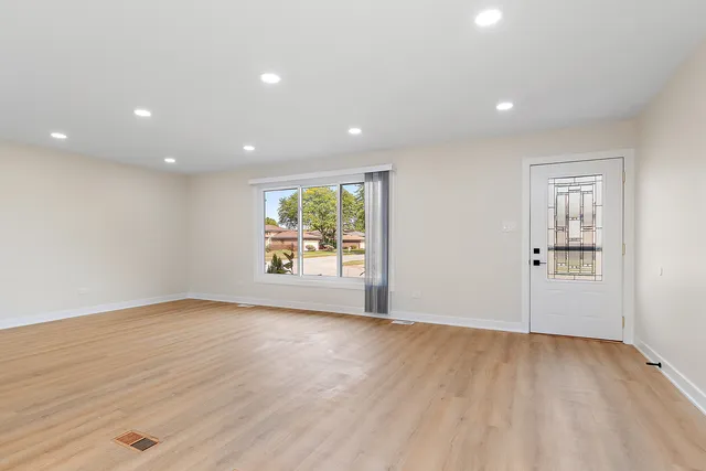 $369,000 | 13706 Crestview Court, Crestwood, IL 60418