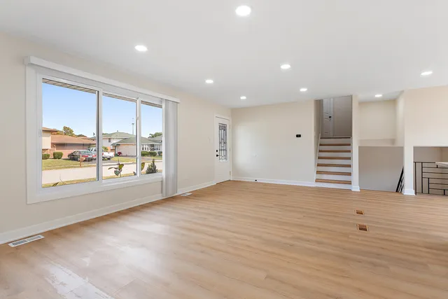 $369,000 | 13706 Crestview Court, Crestwood, IL 60418