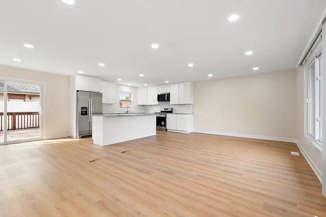 $369,000 | 13706 Crestview Court, Crestwood, IL 60418