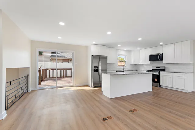 $369,000 | 13706 Crestview Court, Crestwood, IL 60418