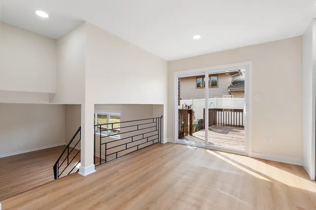 $369,000 | 13706 Crestview Court, Crestwood, IL 60418