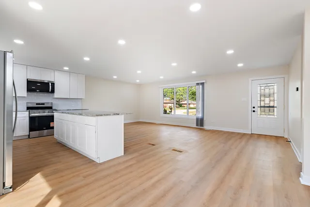 $369,000 | 13706 Crestview Court, Crestwood, IL 60418