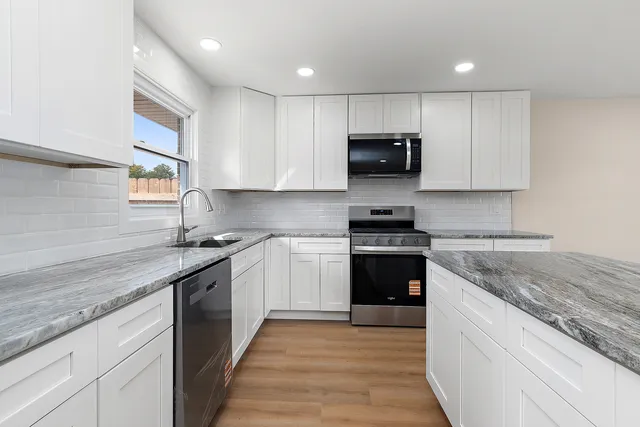 $369,000 | 13706 Crestview Court, Crestwood, IL 60418