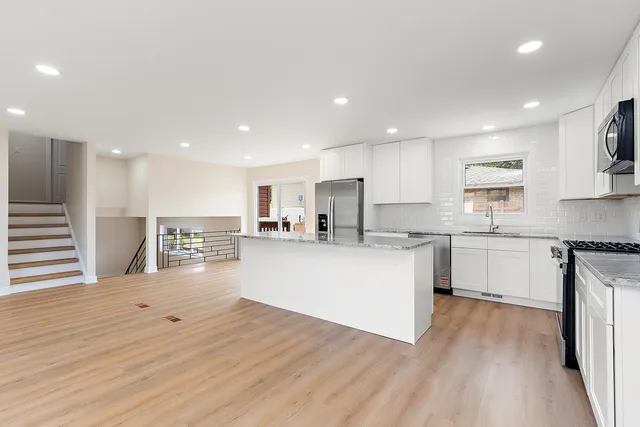 $369,000 | 13706 Crestview Court, Crestwood, IL 60418