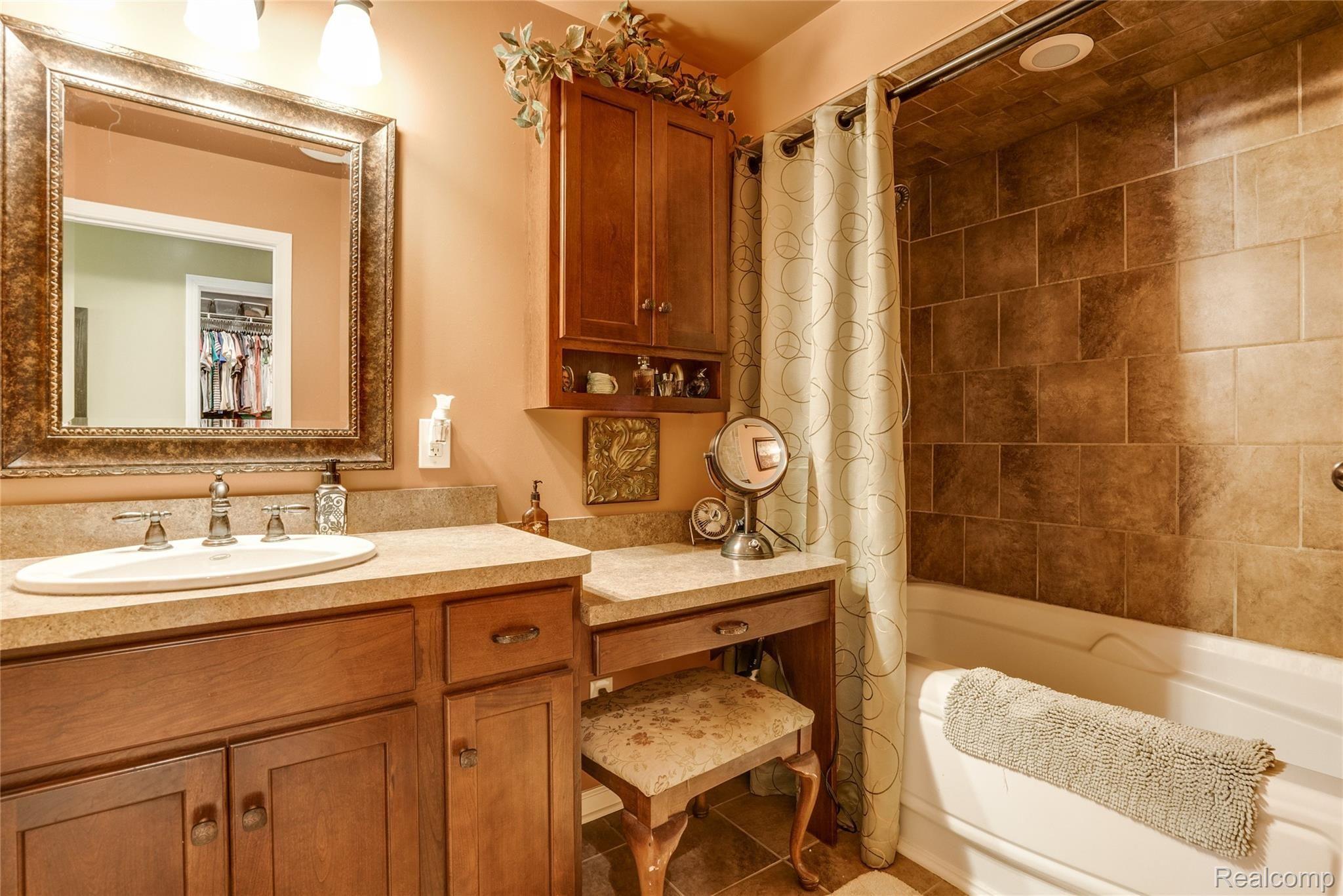 1179 Barneswood Lane Rochester, MI 48306 - Photo 16 of 32 Master Bathroom