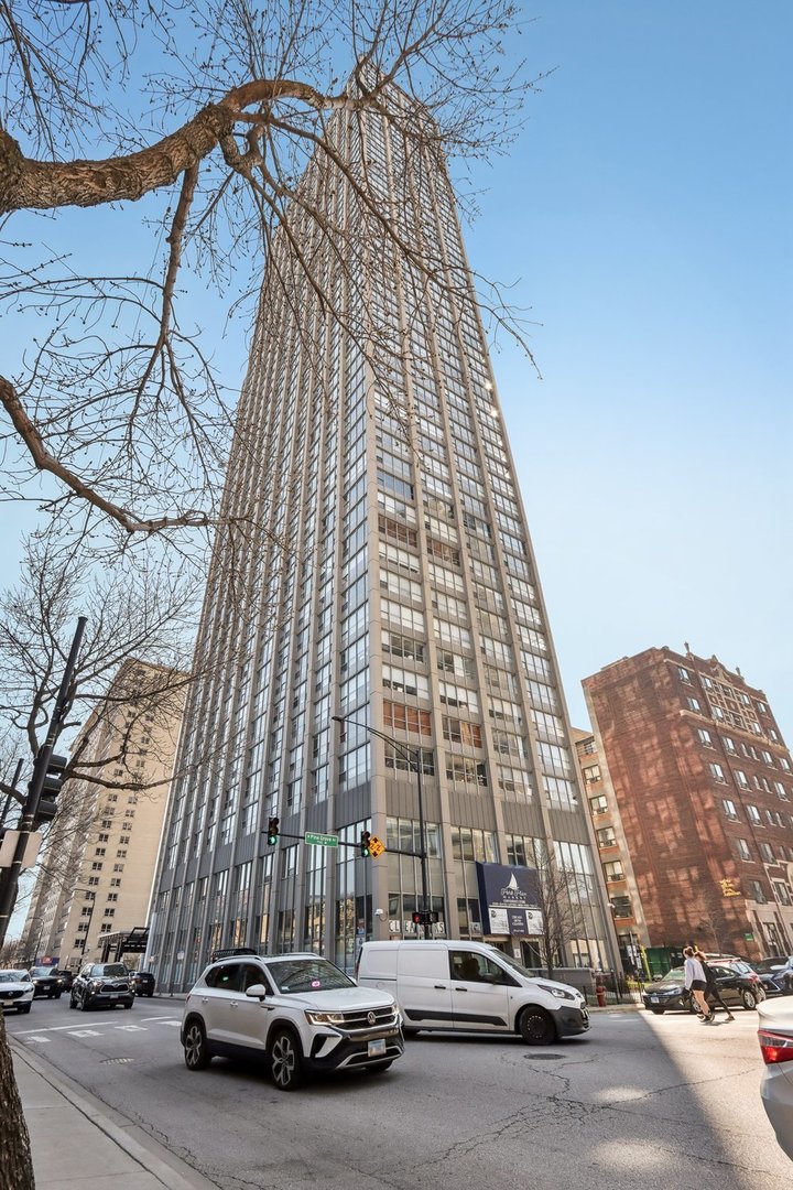 655 West Irving Park Road, Unit 2805 Chicago, IL 60613 - Photo 3 of 37 Gallery Image 3