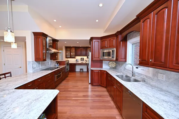 $1,595,000 | 175 Lagoon Drive, Northfield, IL 60093