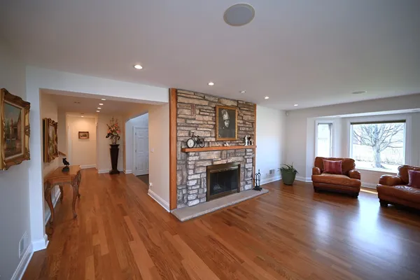 $1,595,000 | 175 Lagoon Drive, Northfield, IL 60093