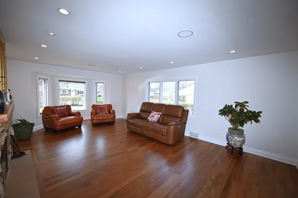 $1,595,000 | 175 Lagoon Drive, Northfield, IL 60093