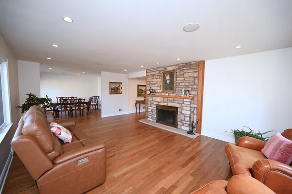 $1,595,000 | 175 Lagoon Drive, Northfield, IL 60093