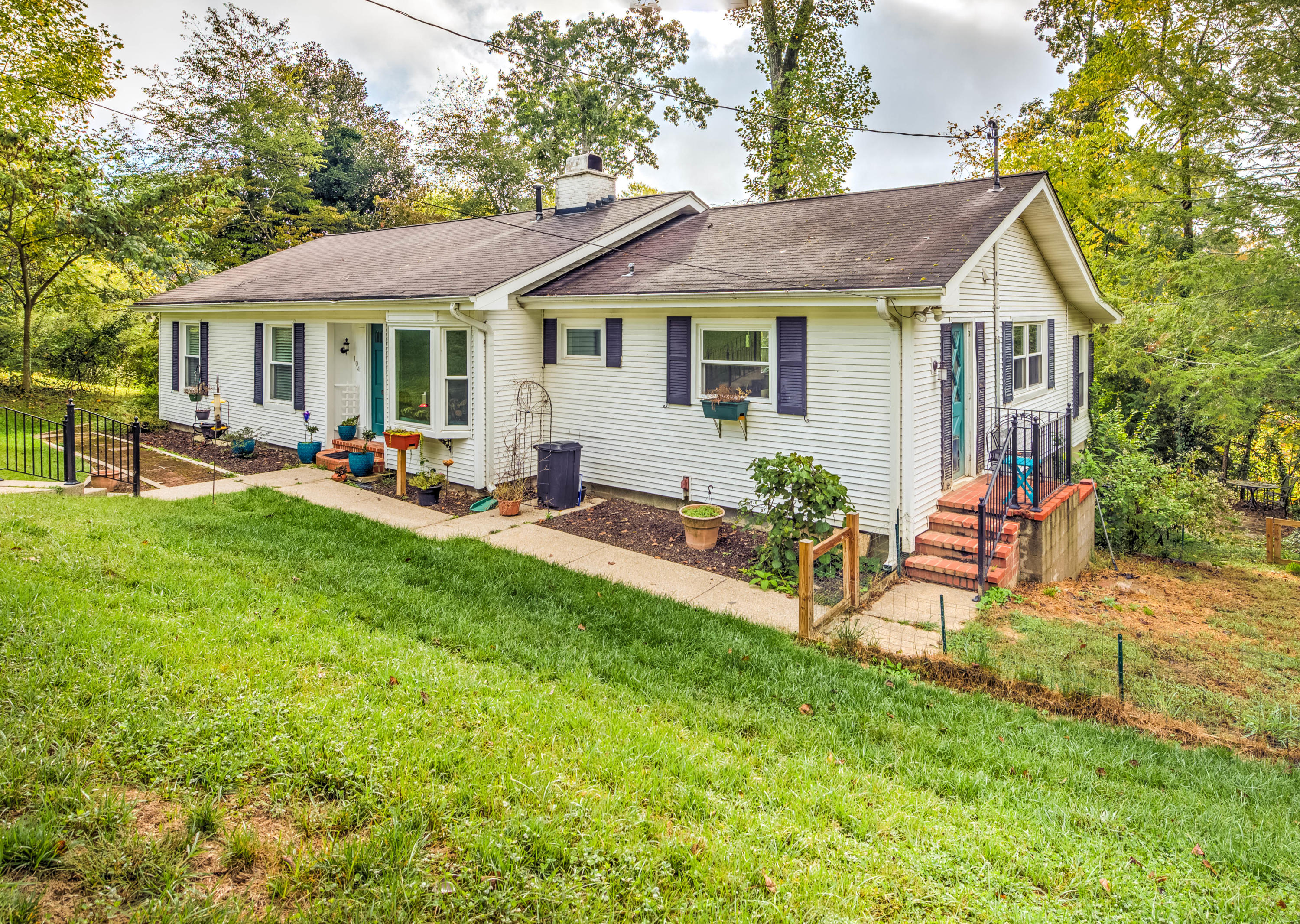 104 Pickwick Lane Oak Ridge, TN 37830 - Photo 2 of 35 Front Side