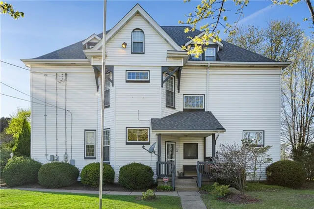 a view of a yard in front of a house