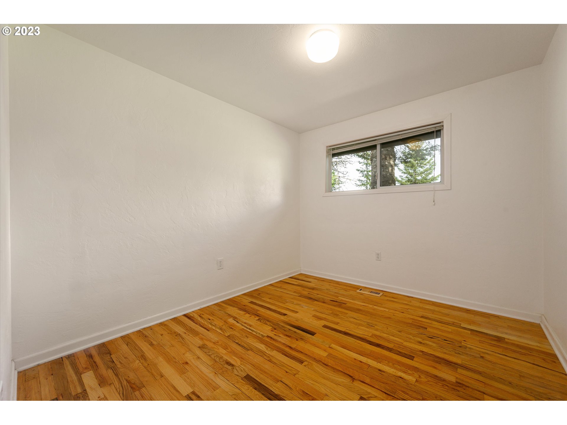 15775 Oakdale Road Dallas, OR 97338 - Photo 21 of 32 a view of empty room with window