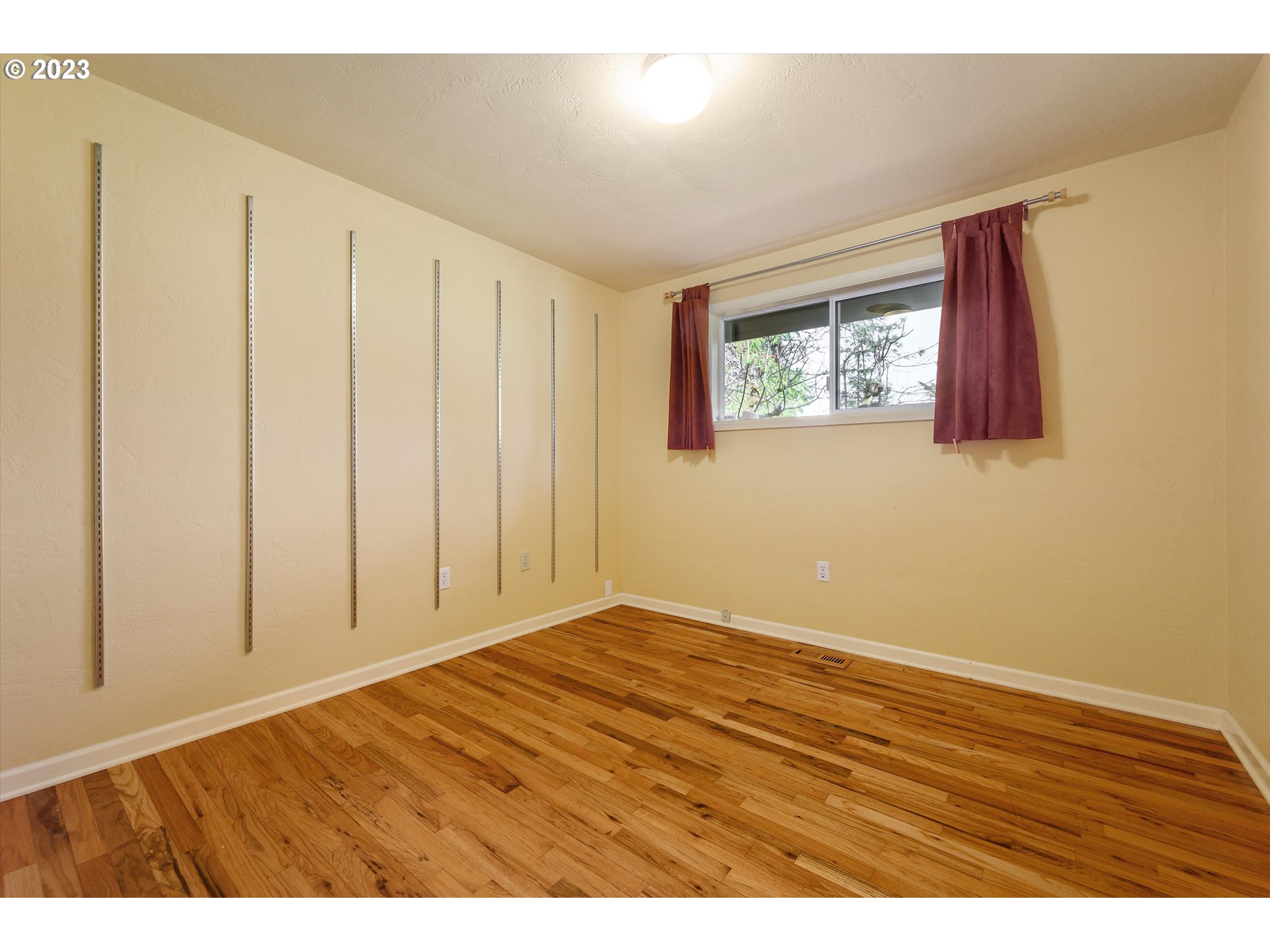 15775 Oakdale Road Dallas, OR 97338 - Photo 22 of 32 a view of an empty room and window