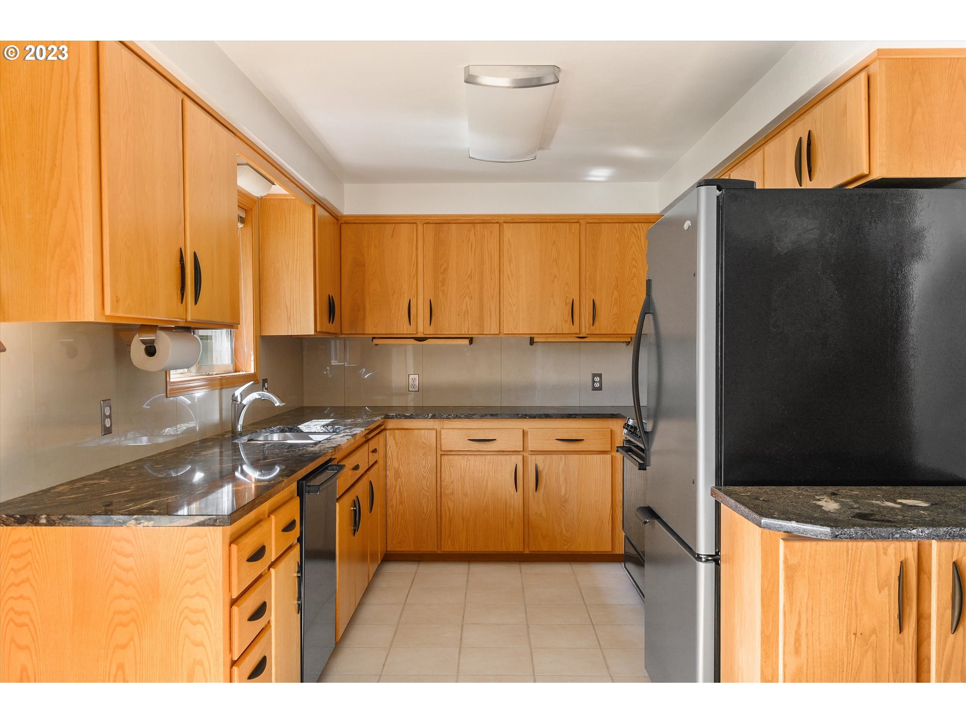 15775 Oakdale Road Dallas, OR 97338 - Photo 10 of 32 a kitchen with stainless steel appliances granite countertop a refrigerator a stove and a sink