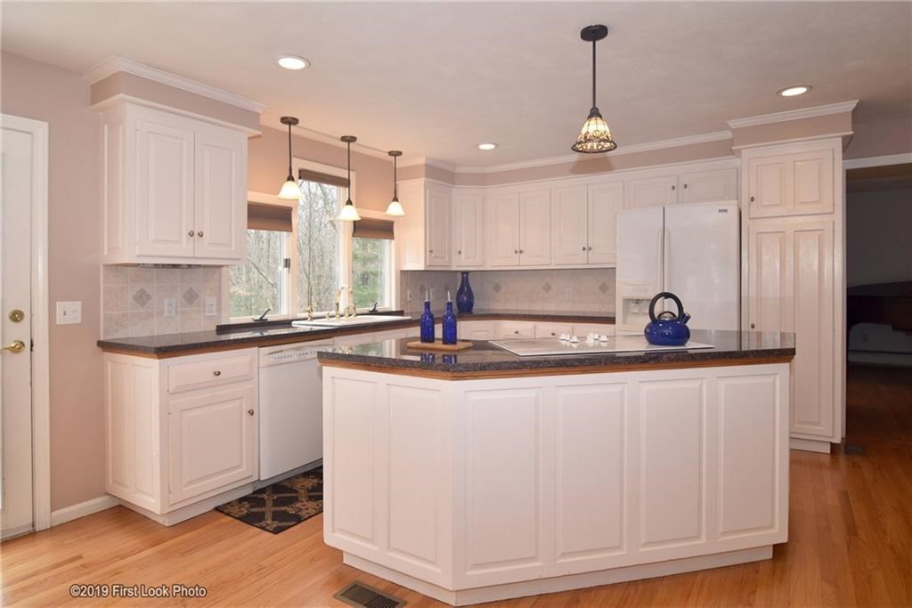 95 Hunter Ridge Drive Scituate, RI 02857 - Photo 4 of 38