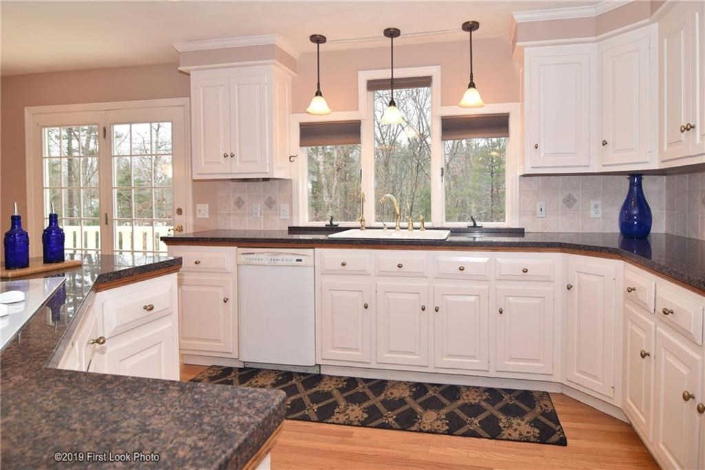95 Hunter Ridge Drive Scituate, RI 02857 - Photo 5 of 38