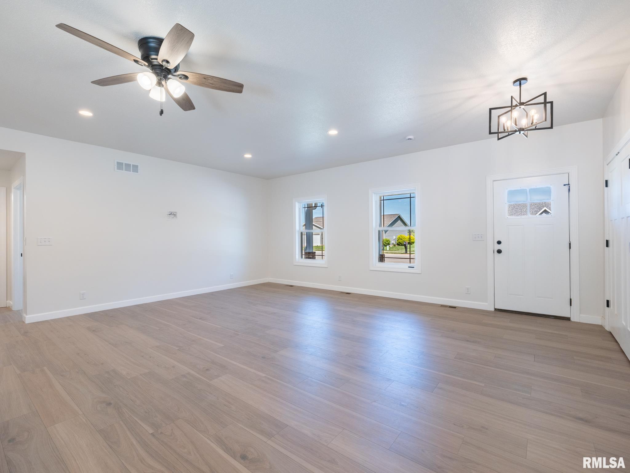 1845 Whitetail Lane Pekin, IL 61554 - Photo 17 of 48 Gallery Image 17