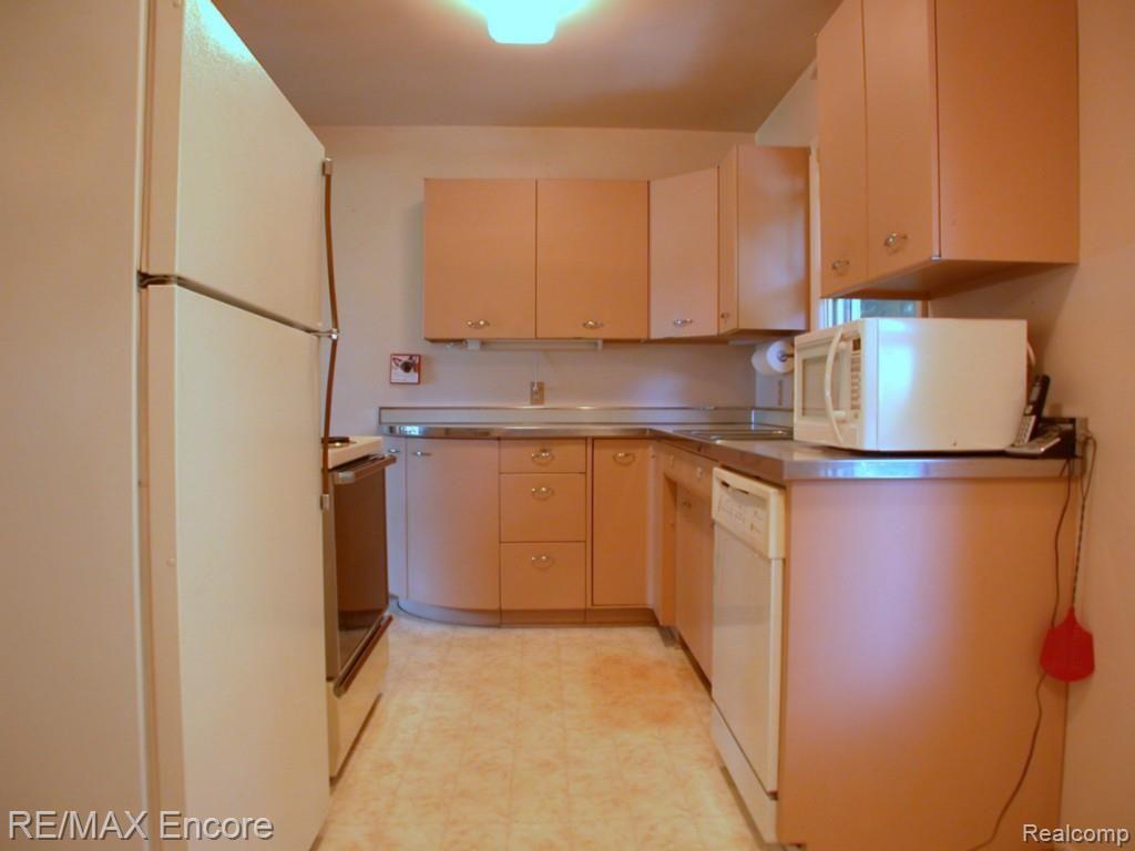 60 Crescent Road Waterford, MI 48327 - Photo 36 of 64 DSCN3219.jpg