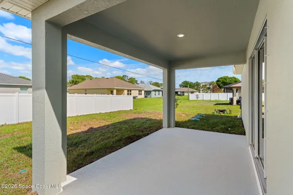 a view of a back yard