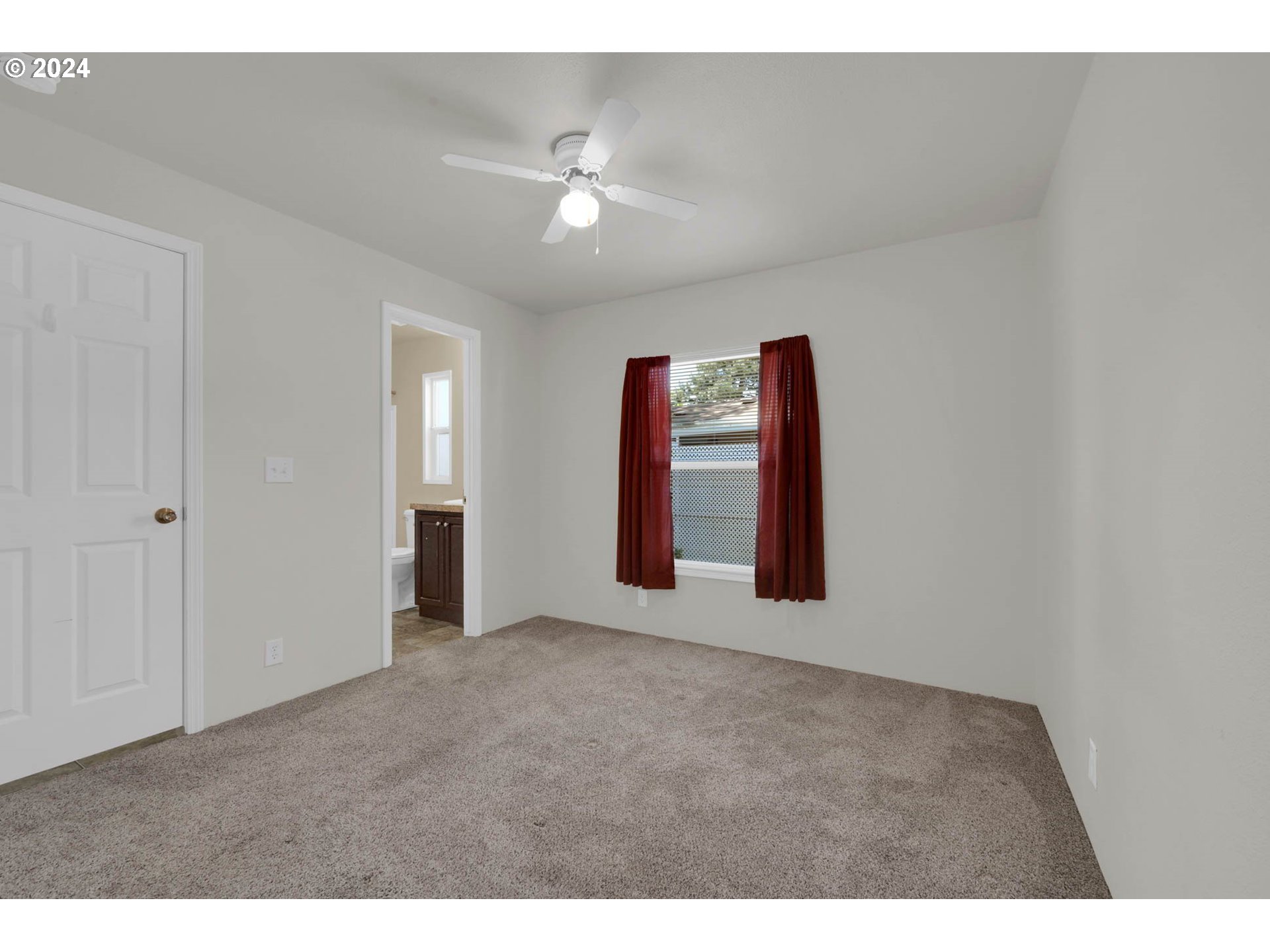 1475 Green Acres Road, Unit 148 Eugene, OR 97408 - Photo 14 of 32 Owner's Suite Bedroom