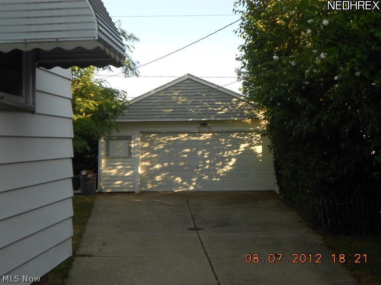 13820 Hathaway Road Cleveland, OH 44125 - Photo 3 of 23 2 CAR GARAGE!