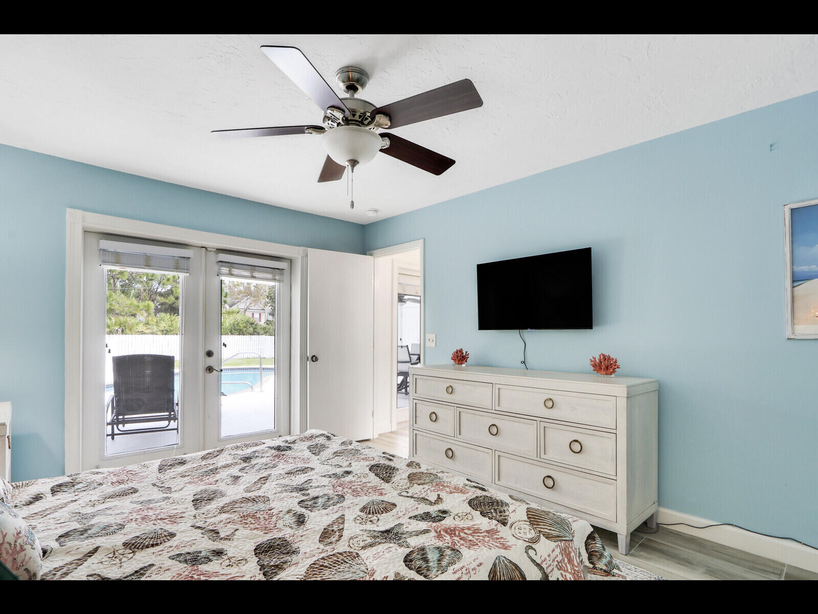609 Oak Terrace Jupiter, FL 33458 - Photo 20 of 28 a living room with furniture and a flat screen tv