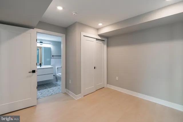 a view of entryway with bathroom