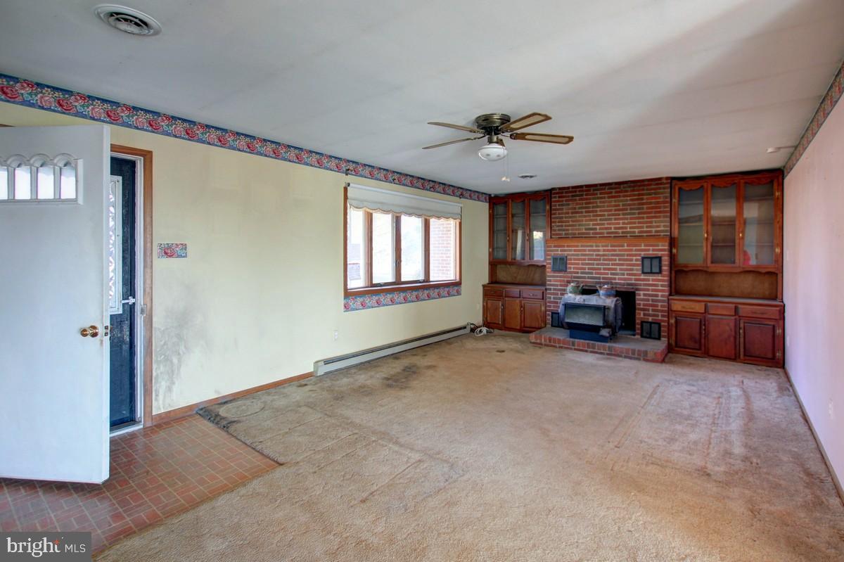 16460 Old Frederick Road Mount Airy, MD 21771 - Photo 2 of 25 Living room