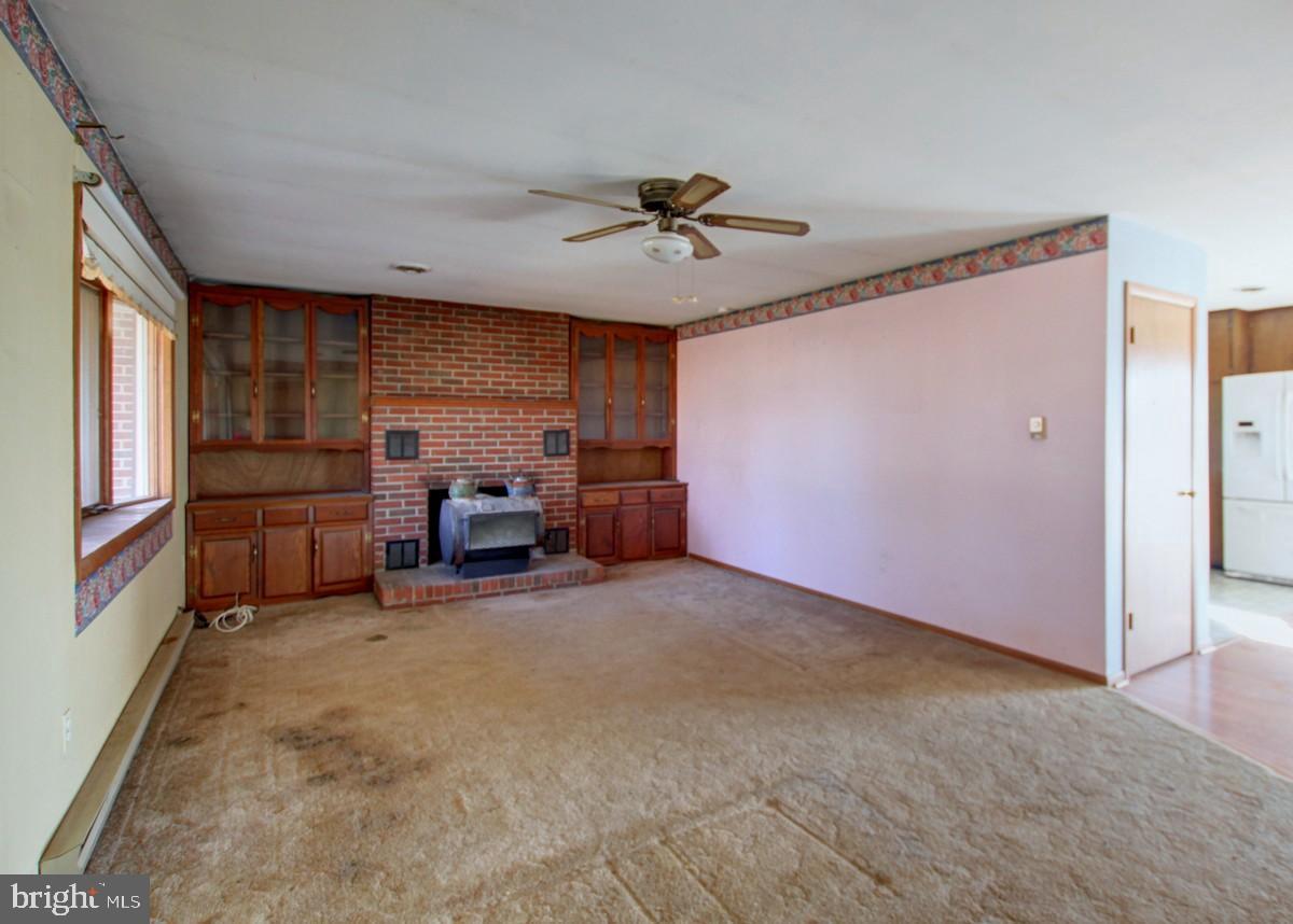 16460 Old Frederick Road Mount Airy, MD 21771 - Photo 3 of 25 Living room