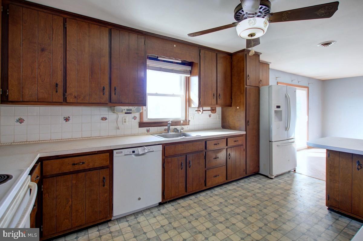 16460 Old Frederick Road Mount Airy, MD 21771 - Photo 9 of 25 Kitchen