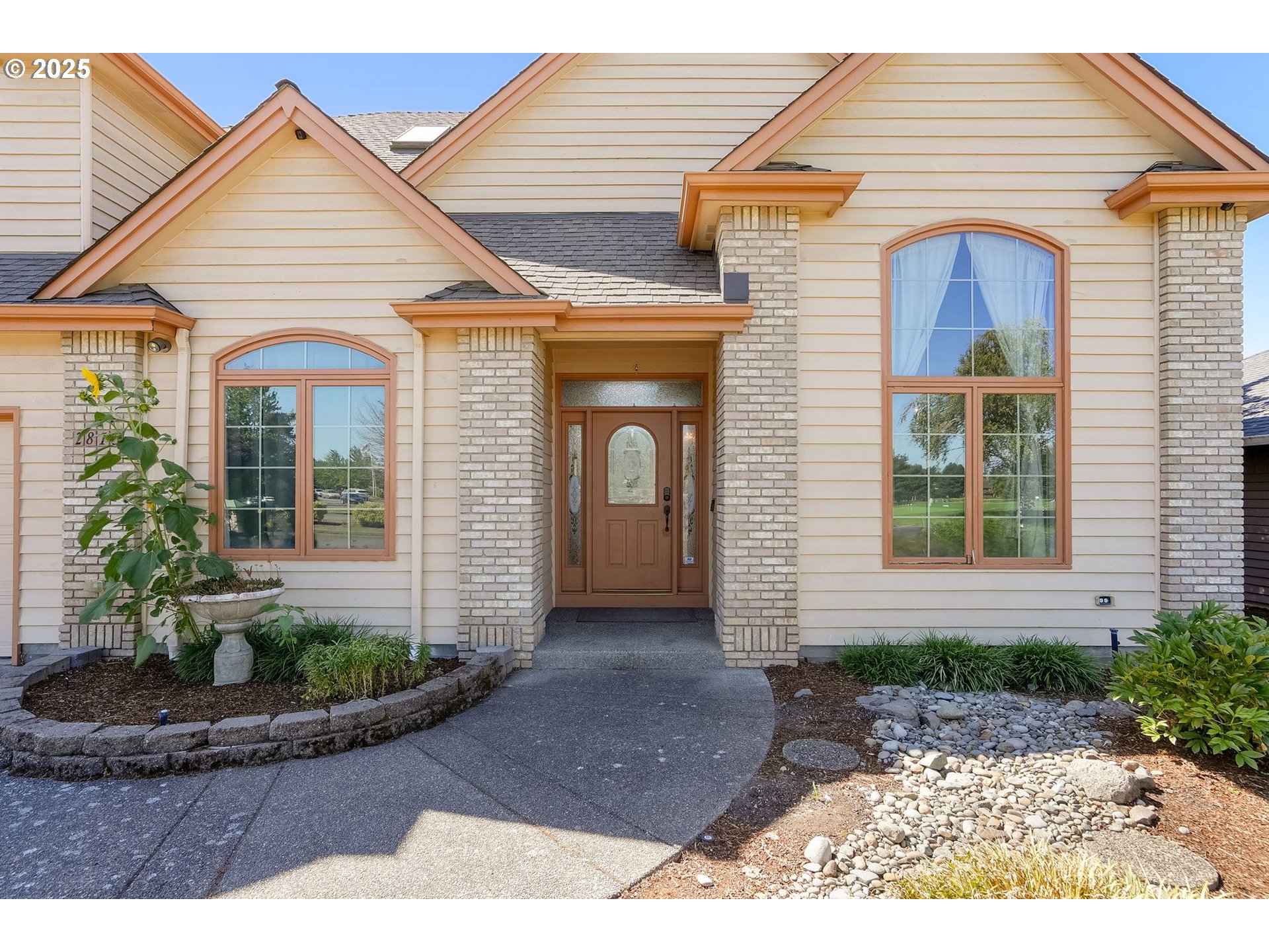 2815 Hazelnut Drive Woodburn, OR 97071 - Photo 9 of 22 a front view of a house with garden