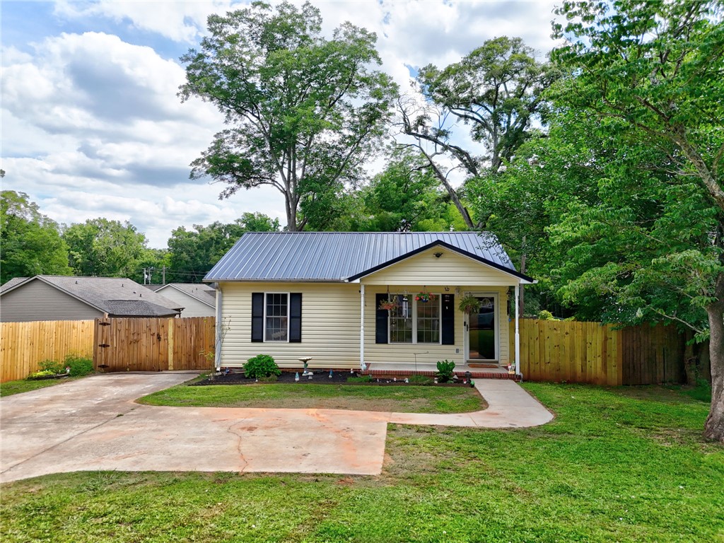 1020 Elizabeth Street Anderson, SC 29624 - Photo 3 of 22 An inviting exterior with a manicured lawn and privacy fencing offers comfortable living.