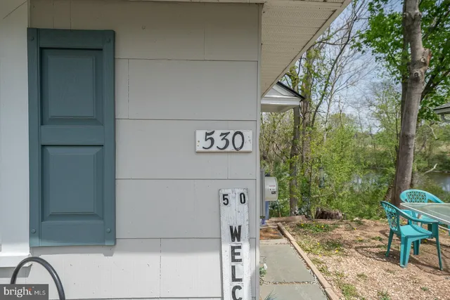 a view of a walk in closet