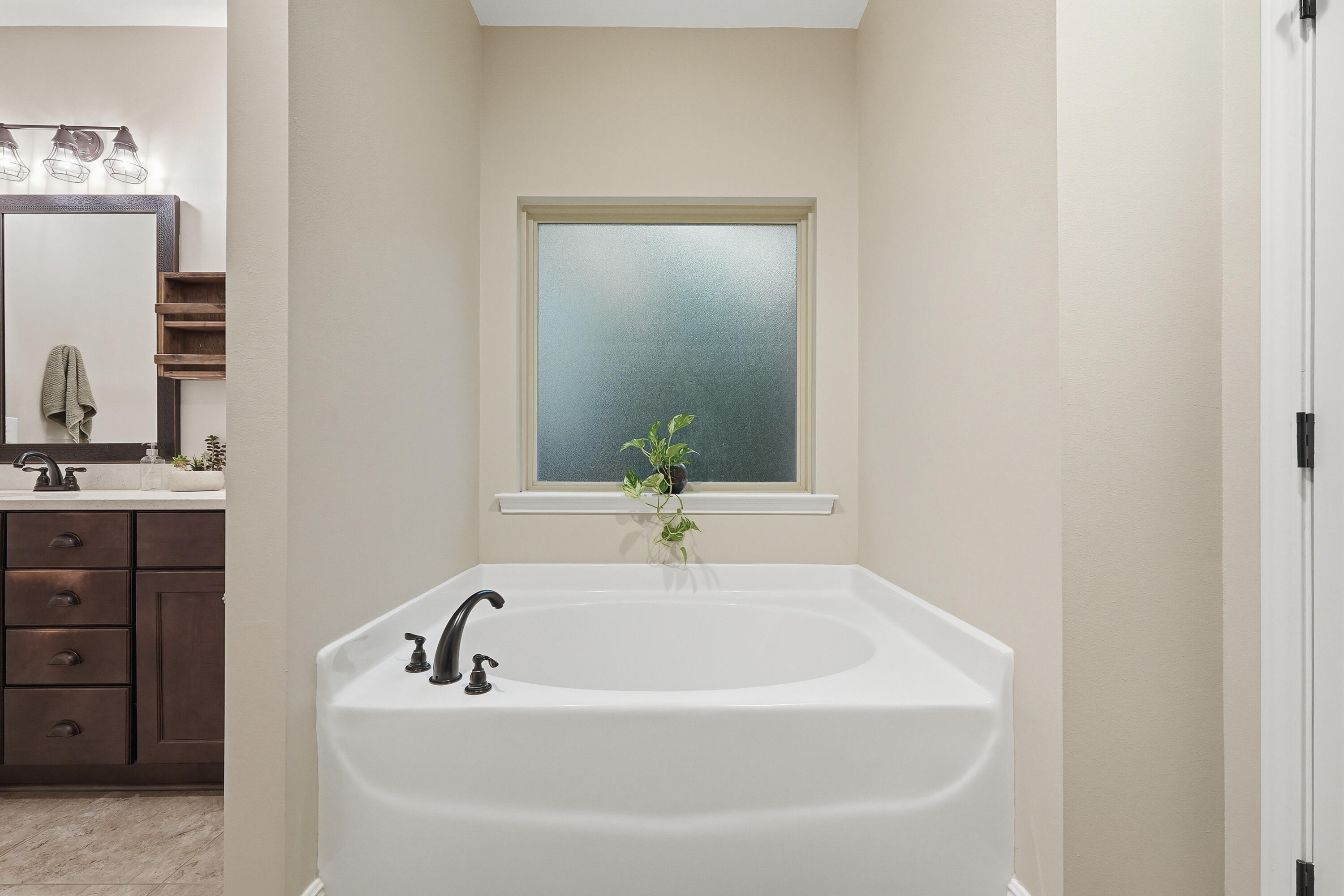 5463 Monterrey Road Crestview, FL 32539 - Photo 43 of 71 5463 monterrey rd interiors-32