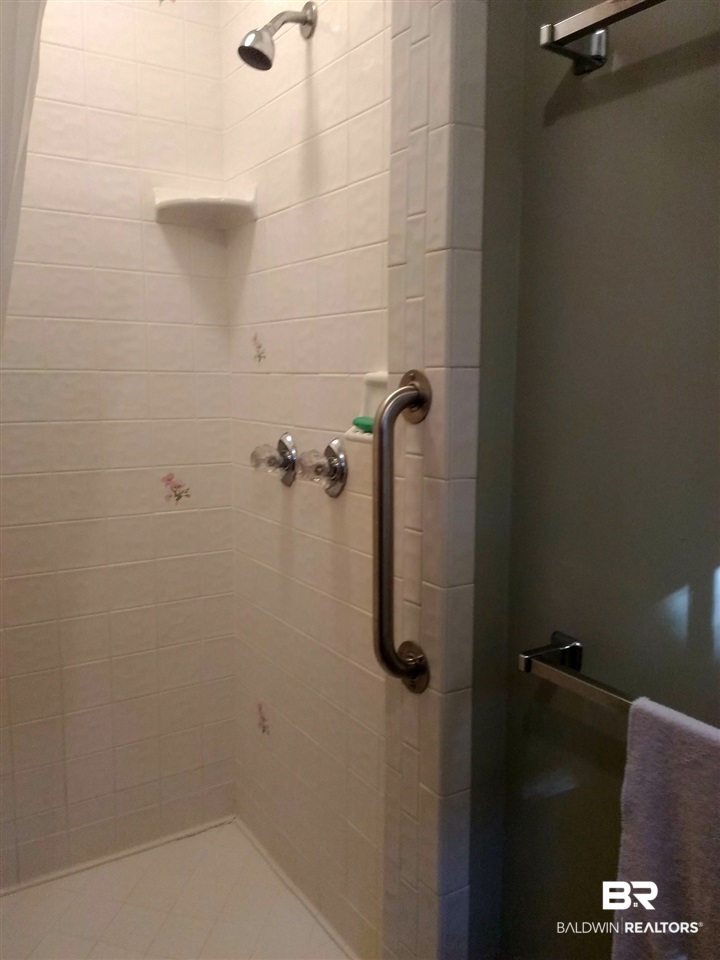 8189 River Road North Foley, AL 36535 - Photo 33 of 50 Master shower