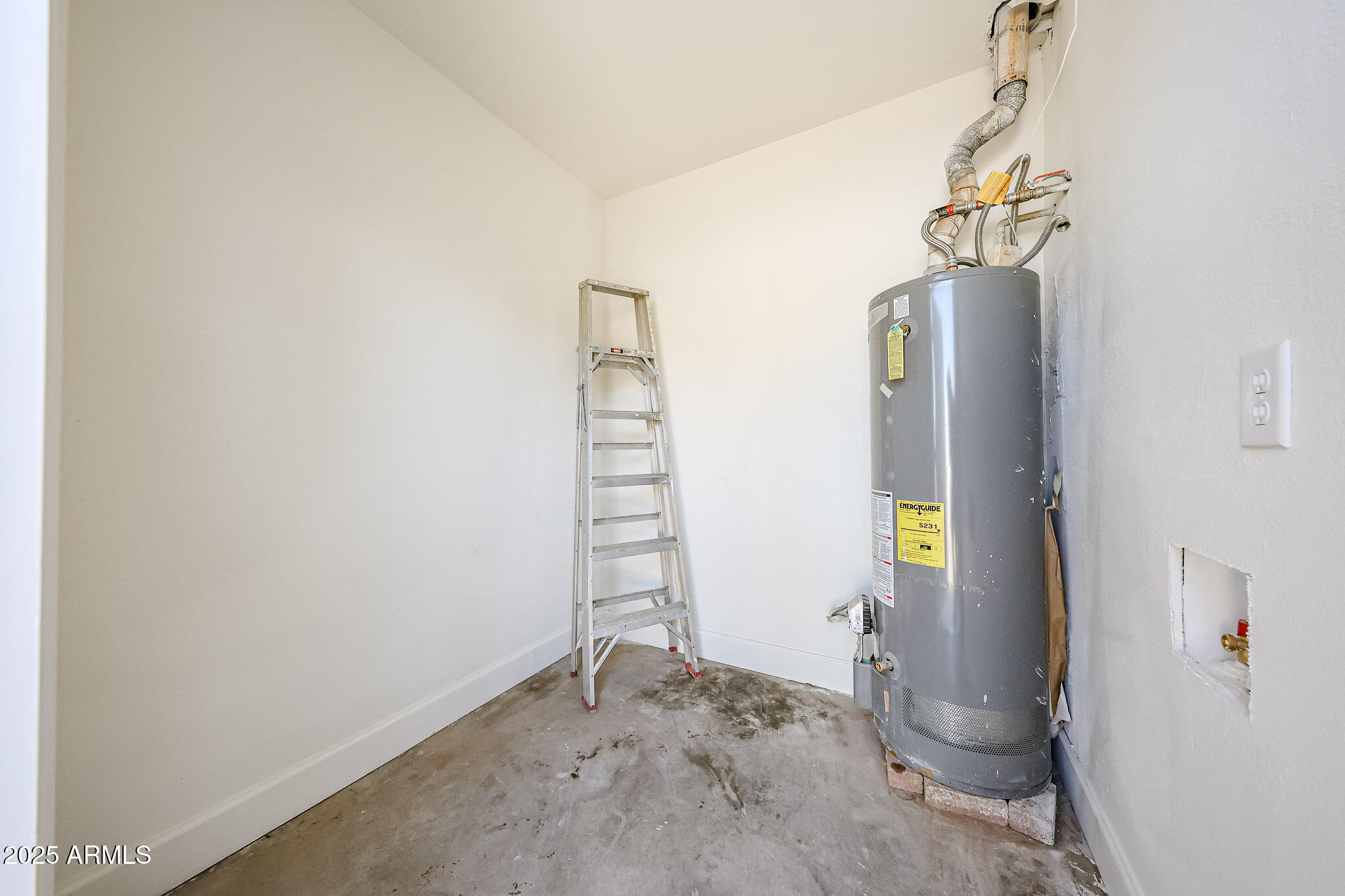 10202 North 15th Avenue, Unit 2 Phoenix, AZ 85021 - Photo 28 of 34 a view of an entryway with front door