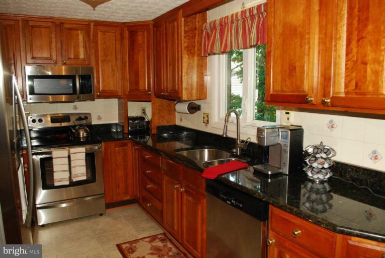 8080 Winding Way Court Springfield, VA 22153 - Photo 3 of 27 Kitchen