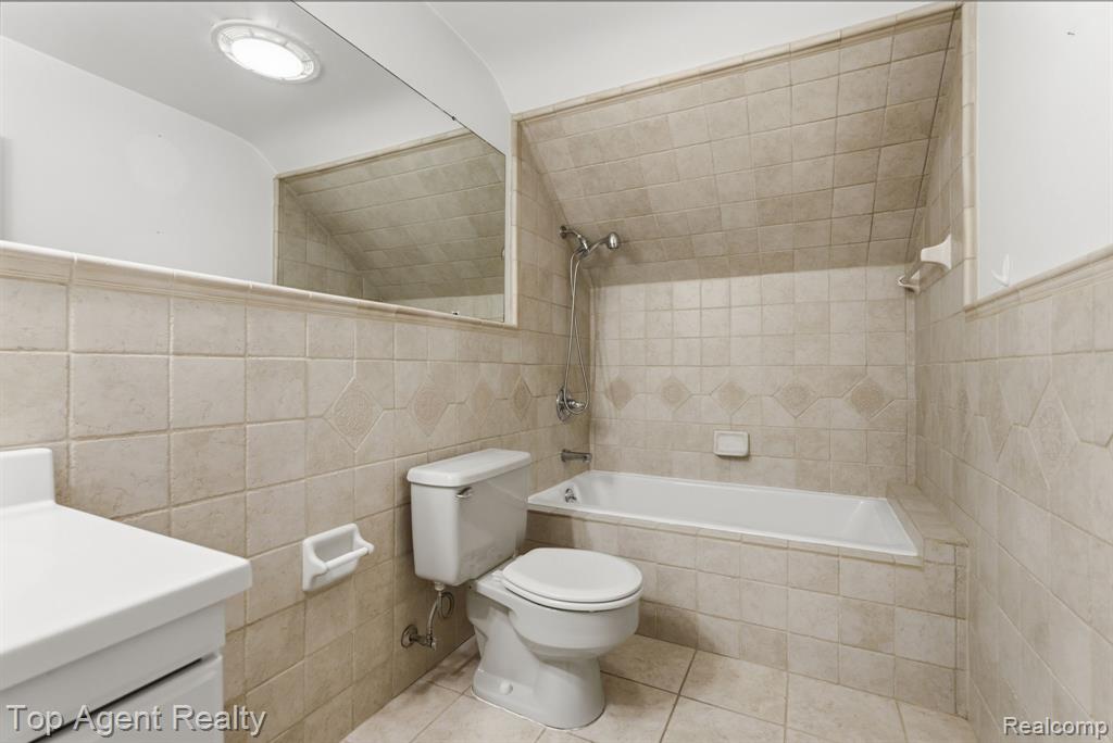 32306 Baintree Road Farmington Hills, MI 48334 - Photo 19 of 42