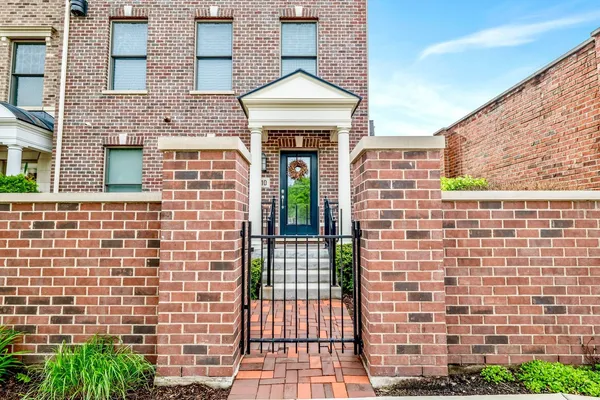 $800,000 | 110 South Washington Street, Wheaton, IL 60187