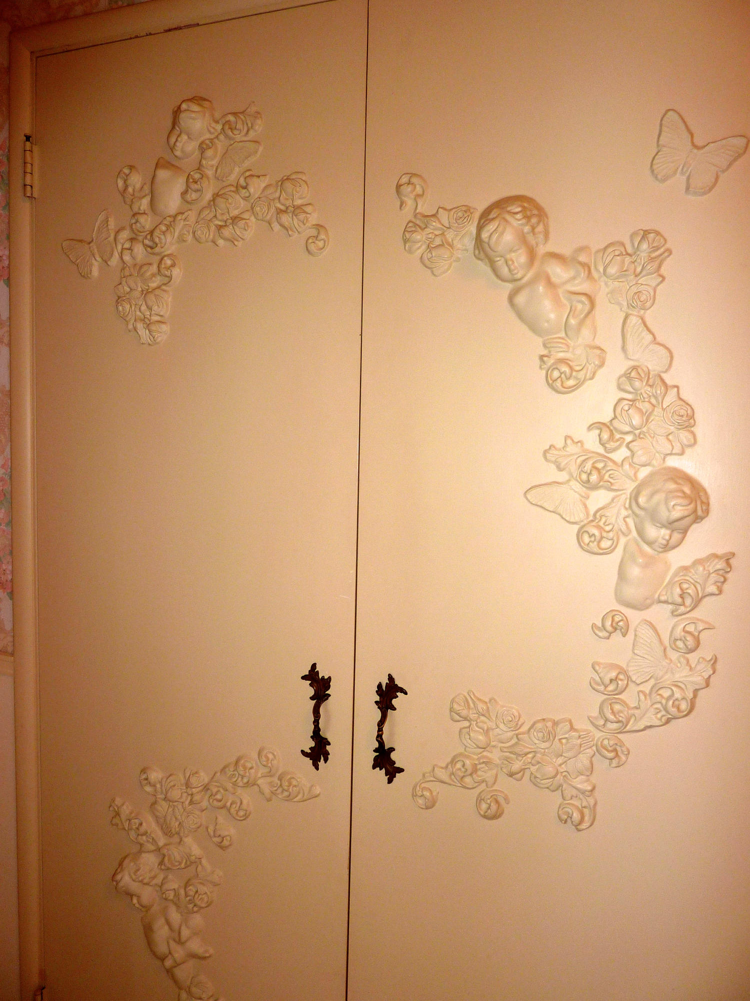 868 Cheltenham Road Santa Barbara, CA 93105 - Photo 12 of 18 Angels on closet doors