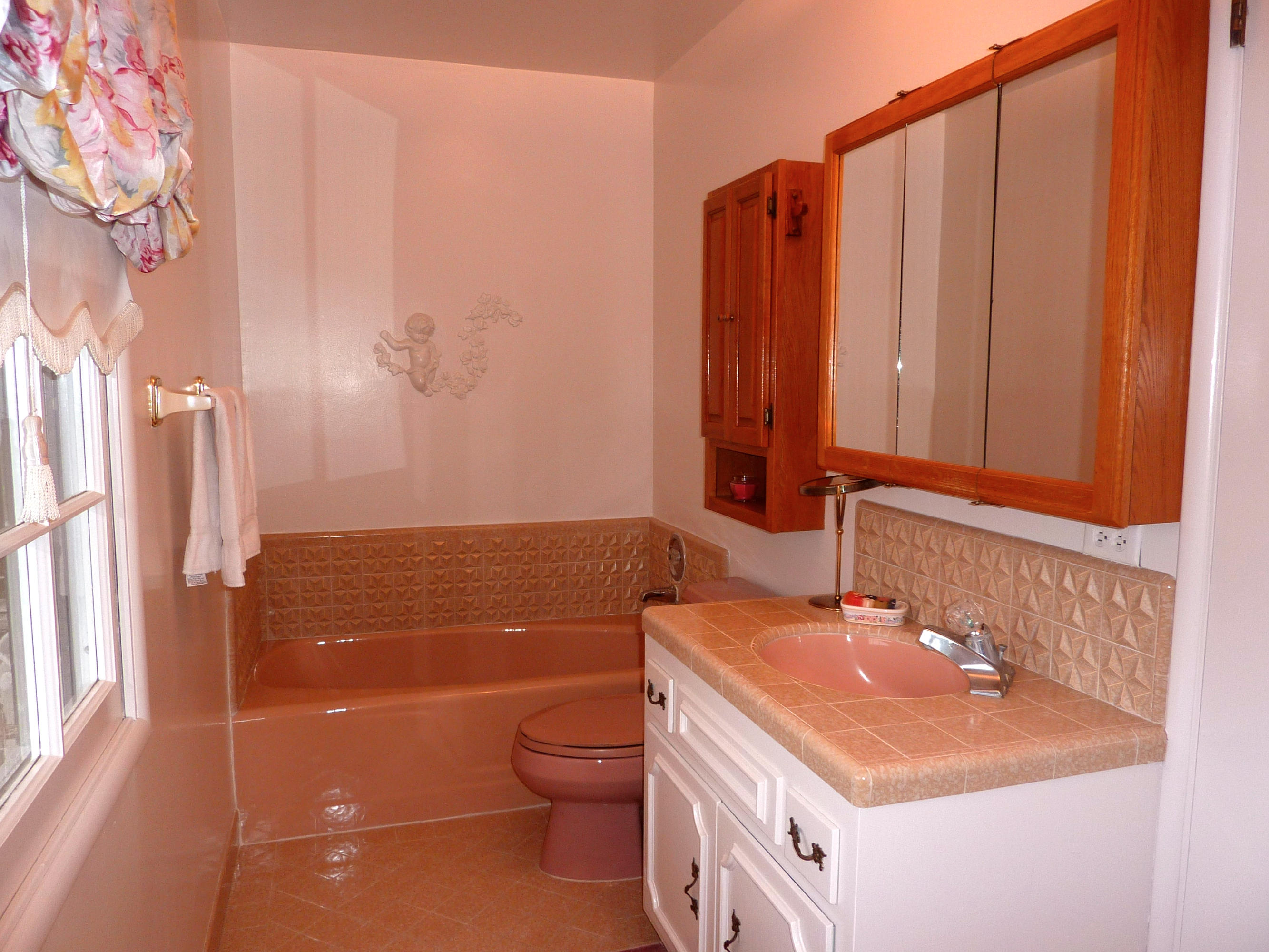 868 Cheltenham Road Santa Barbara, CA 93105 - Photo 15 of 18 Upstairs Bathroom With Tub