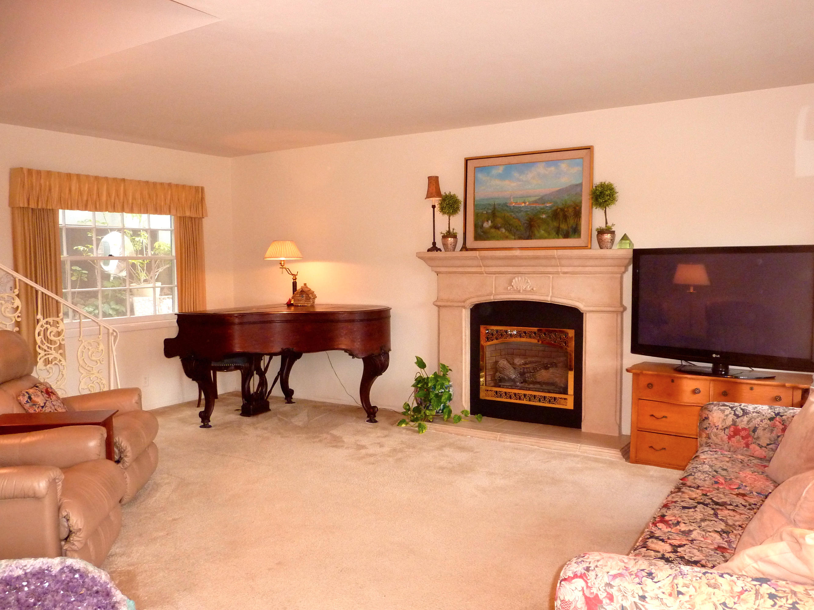 868 Cheltenham Road Santa Barbara, CA 93105 - Photo 4 of 18 Spacious Living Room!