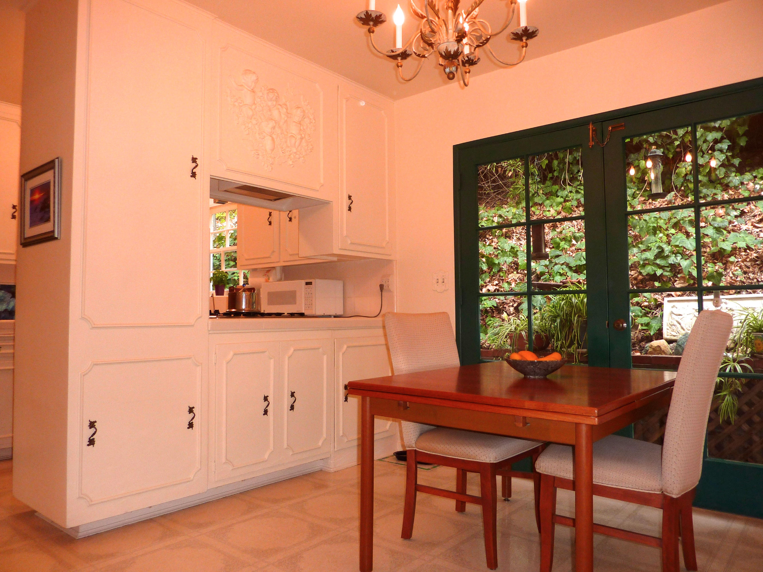 868 Cheltenham Road Santa Barbara, CA 93105 - Photo 5 of 18 Cozy Dining Area!