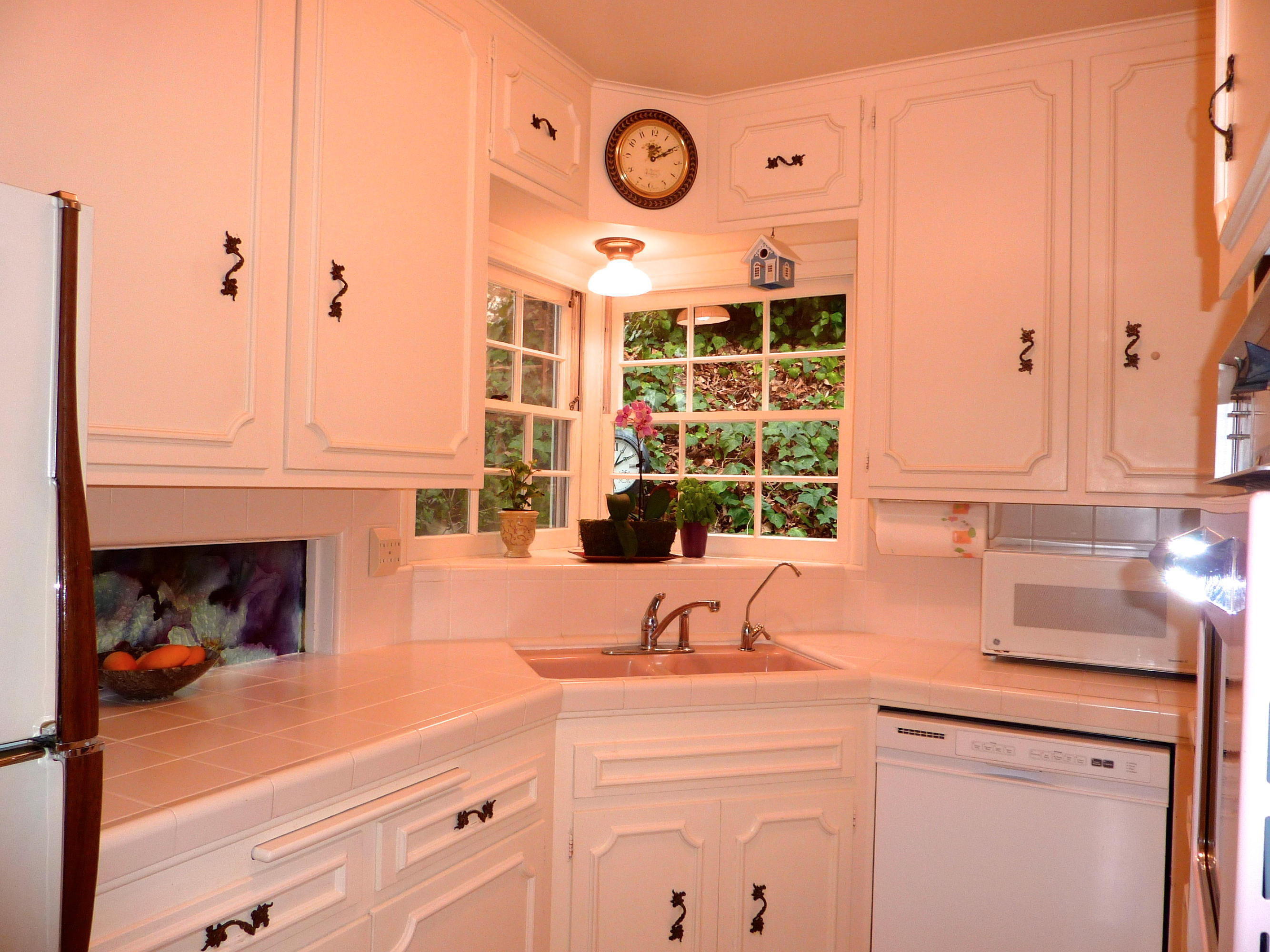 868 Cheltenham Road Santa Barbara, CA 93105 - Photo 7 of 18 Bright Kitchen!