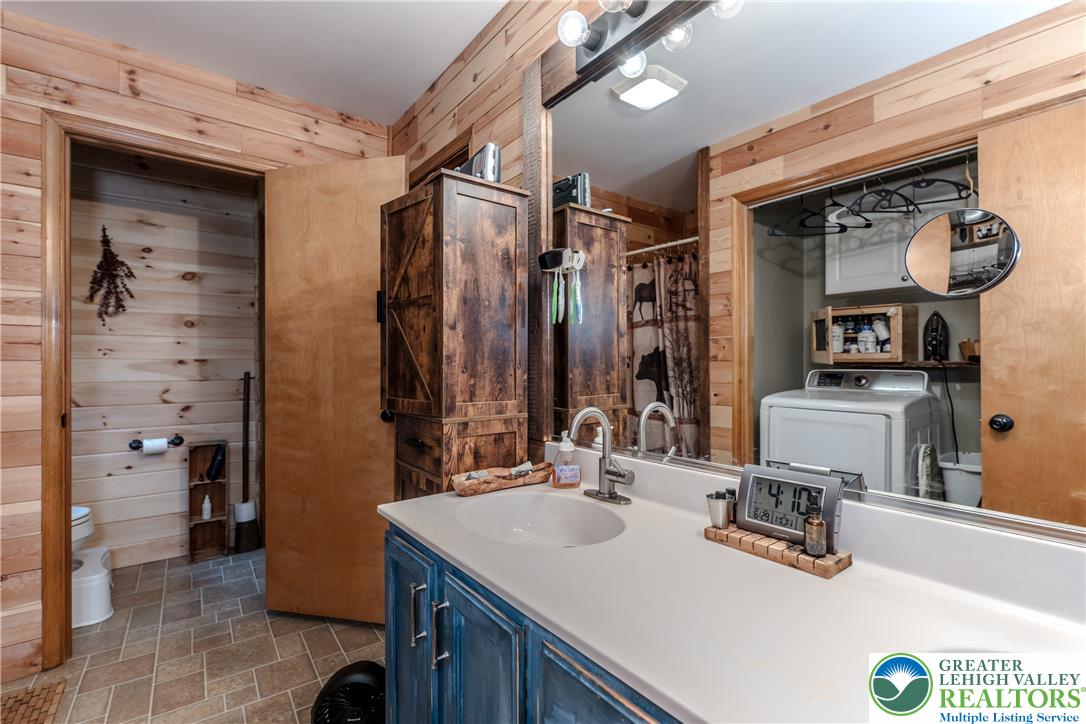 341 Stone Mountain Road Lehighton, PA 18235 - Photo 33 of 52 Full Bathroom #2