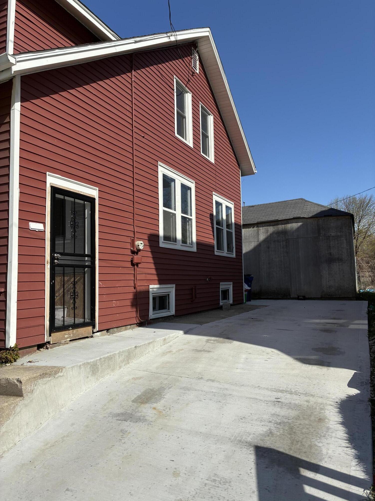 922 Hamilton Street Racine, WI 53404 - Photo 2 of 15 driveway