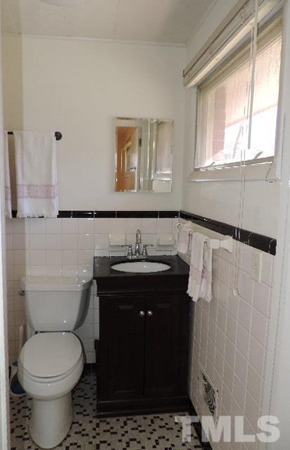 3005 Hickory Road Raleigh, NC 27616 - Photo 8 of 25 a bathroom with a sink and a toilet